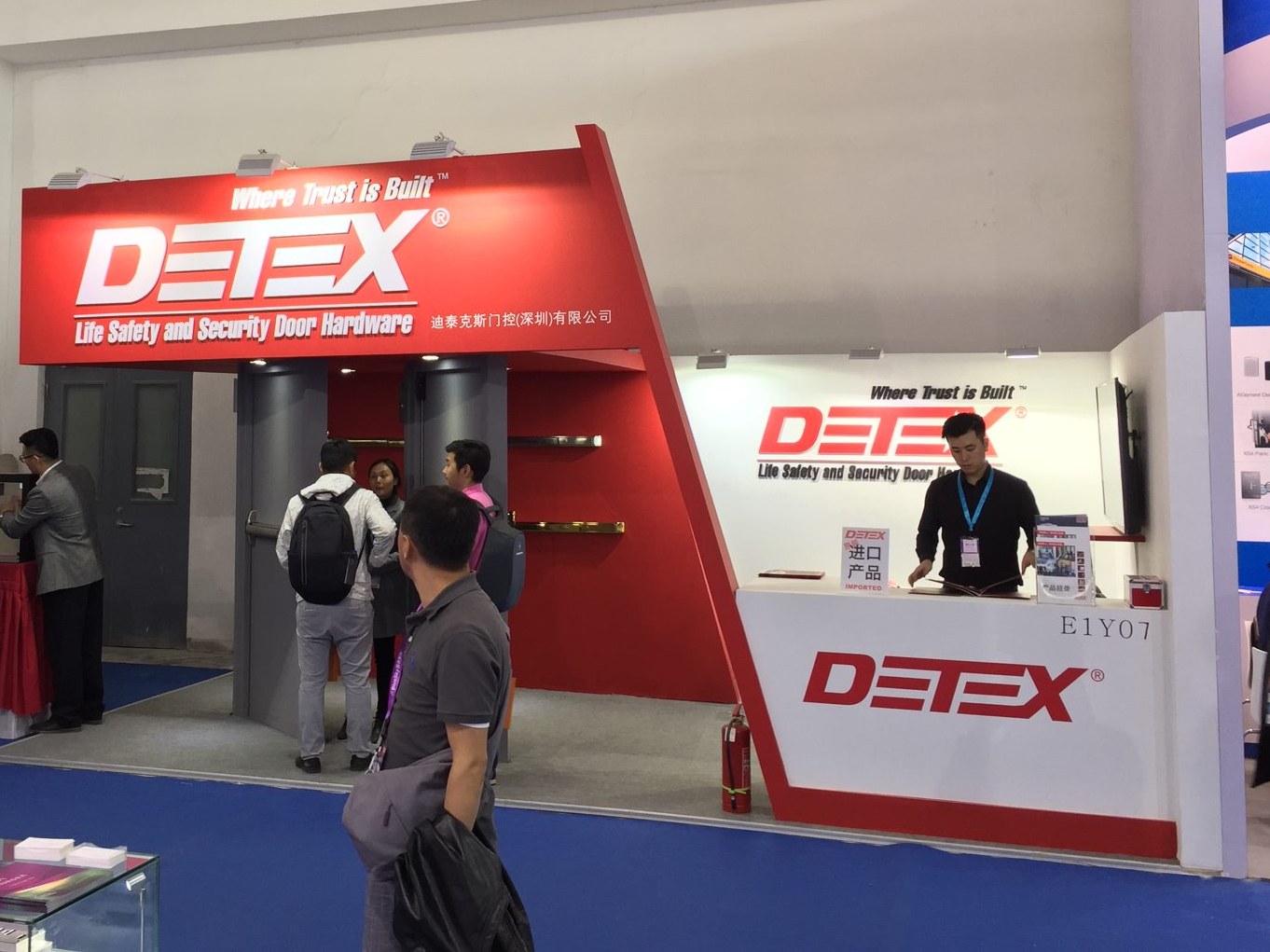 DETEX 中国在展会上的展台，陈列 ECL、Value 与 Advantex 系列演示板