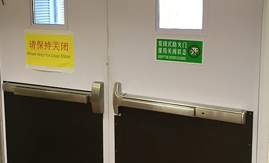 上海迪士尼度假区的防火双门，装有重型出口推杆装置
